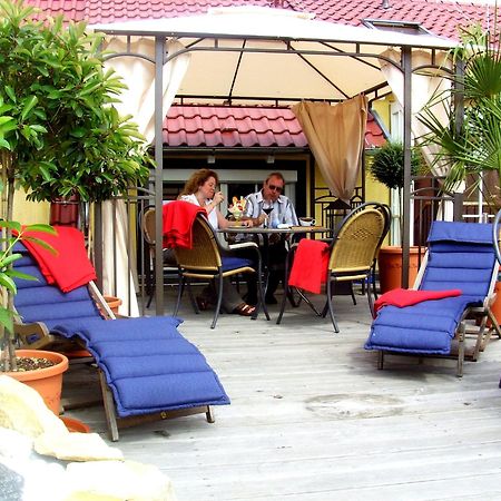 Cleo'S Hotel Кальштадт Экстерьер фото