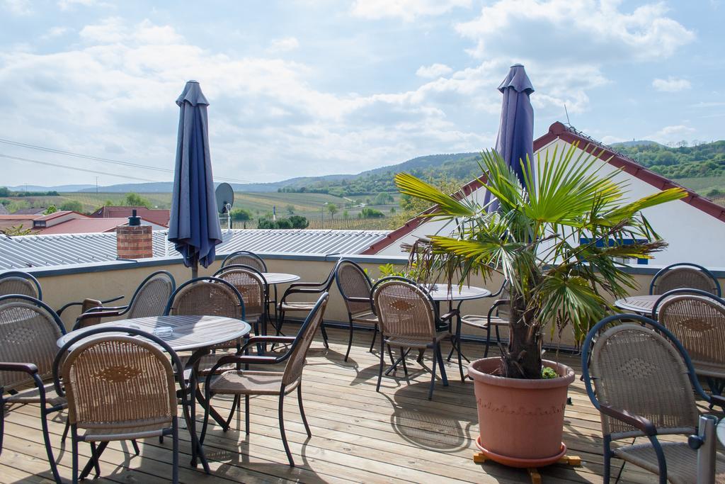 Cleo'S Hotel Кальштадт Экстерьер фото
