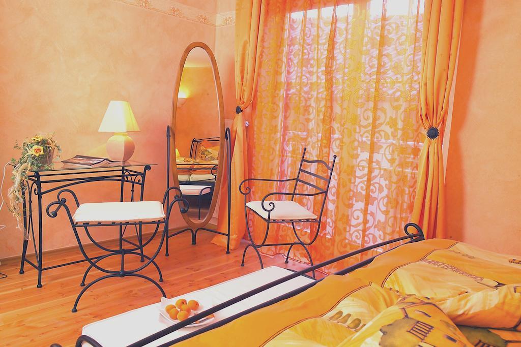 Cleo'S Hotel Кальштадт Экстерьер фото