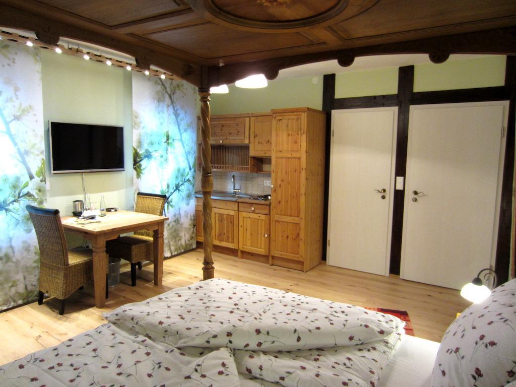Cleo'S Hotel Кальштадт Экстерьер фото