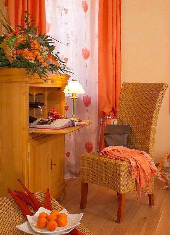 Cleo'S Hotel Кальштадт Экстерьер фото