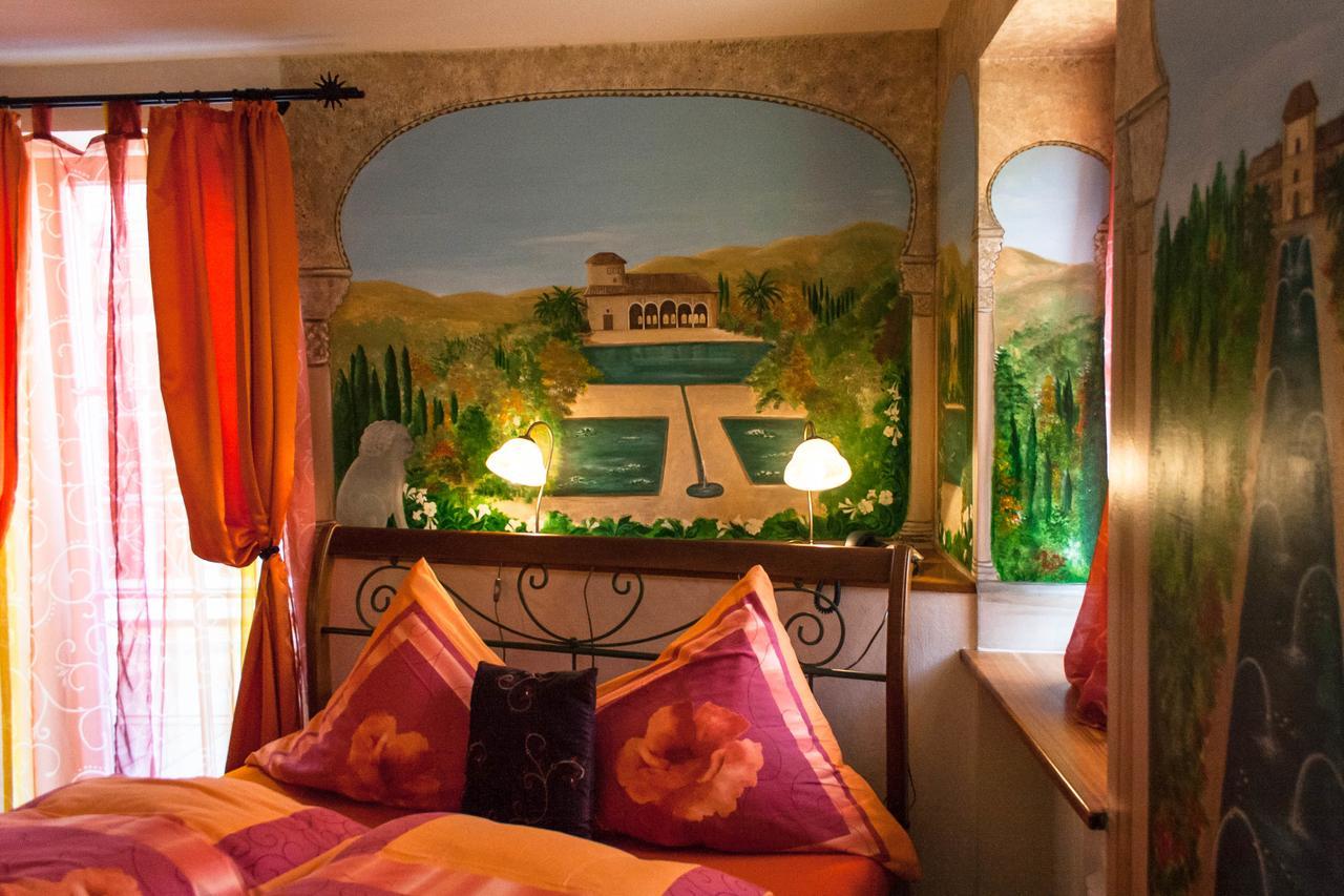 Cleo'S Hotel Кальштадт Экстерьер фото