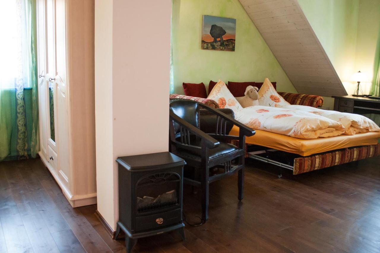 Cleo'S Hotel Кальштадт Экстерьер фото